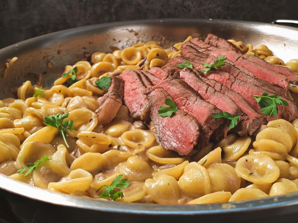Entrecote Pasta Stroganoff met Farfalle: Een Romantische Dans van Smaken