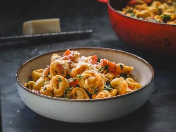Tortellini in tomatenroomsaus met verse spinazie